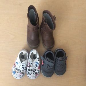 Bundle of play shoes